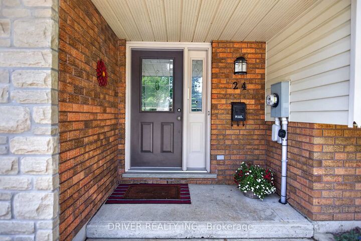 Property Photo:  24 Hawthorne Crescent  ON N5H 3C3 