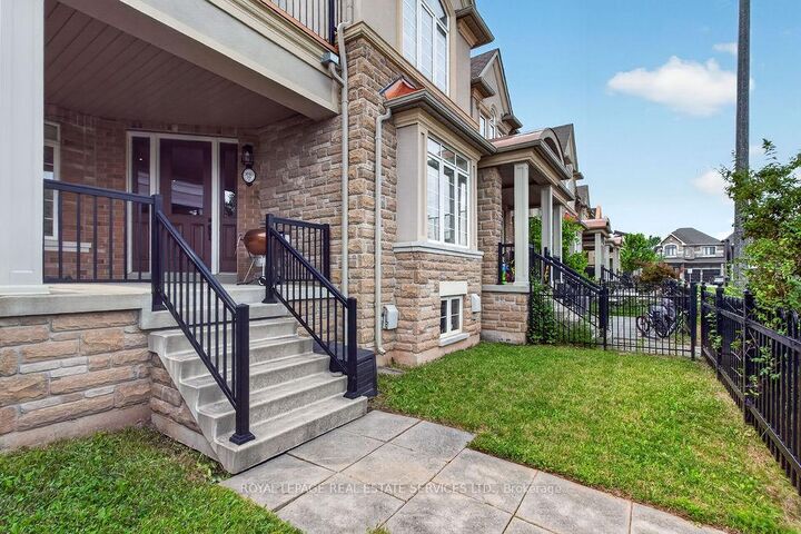 Property Photo: 3045 Gladeside Avenue 19 ON L6M 0R2