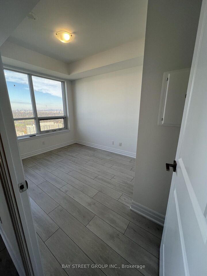 Property Photo:  30 Elm Drive W 2703  ON L5B 0N6 