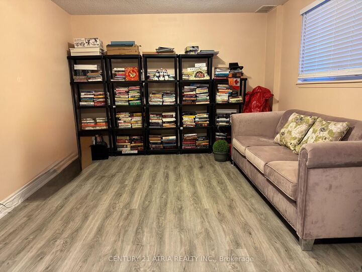 Property Photo: 38 Henderson Drive ON L4G 3L2
