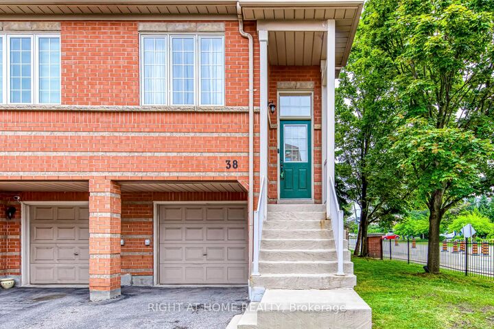 Property Photo:  38 Fairview Road W 38  ON L5B 4J8 