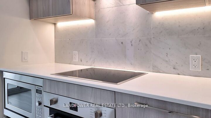 Photo de la propriété:  19 Bathurst Street 3310  ON M5V 0N2 