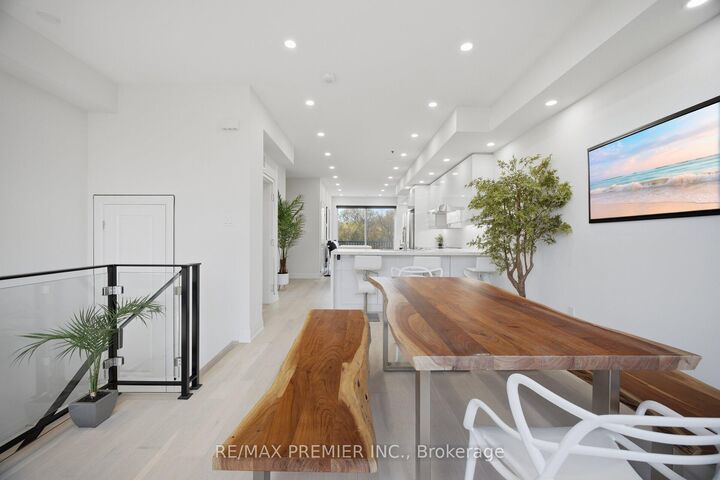 Property Photo: 43 Wild Rose Gardens ON M6L 0A5