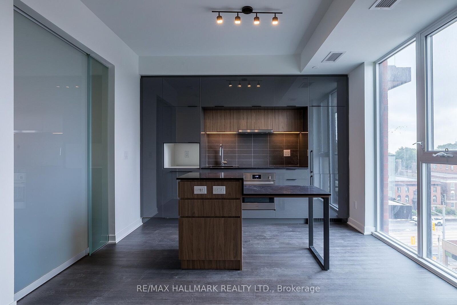 Property Photo: 185 Alberta Avenue 607 ON M6C 0A5