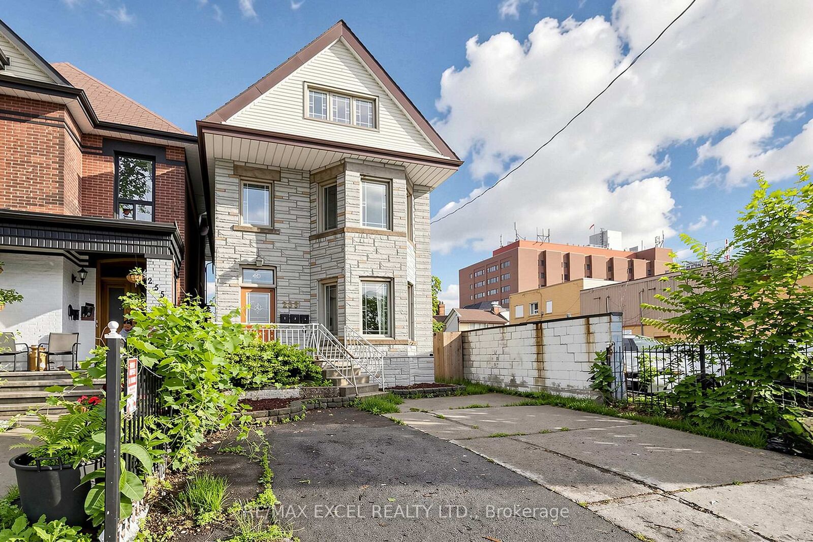 Property Photo: 259 Victoria Avenue N ON L8L 5G3