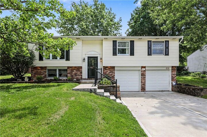 Property Photo: 1914 Strawbridge Dr PA 15129