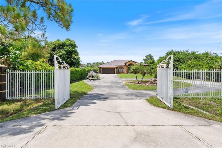 Property Photo: 4085 16th Ave NE FL 34120