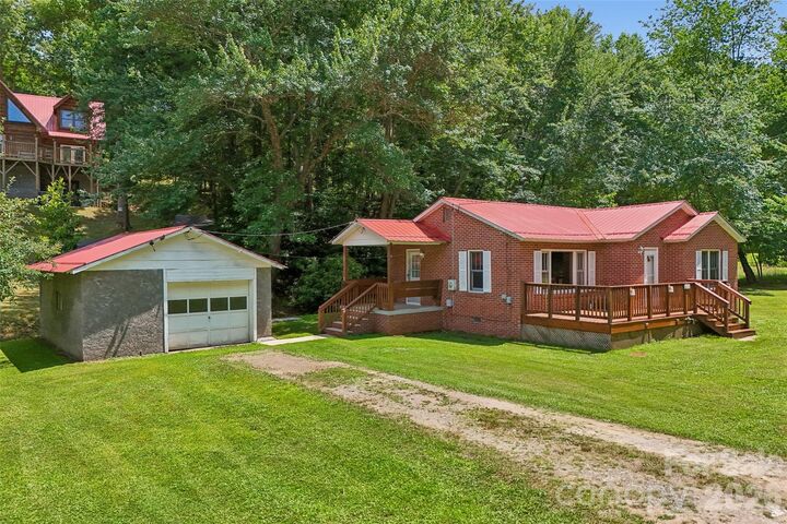 Property Photo: 611 Reeves Cove Road NC 28715