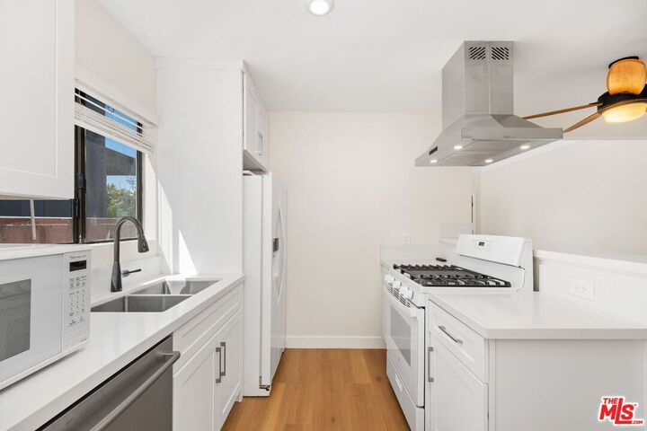 Property Photo: 6552 Colgate Ave CA 90048