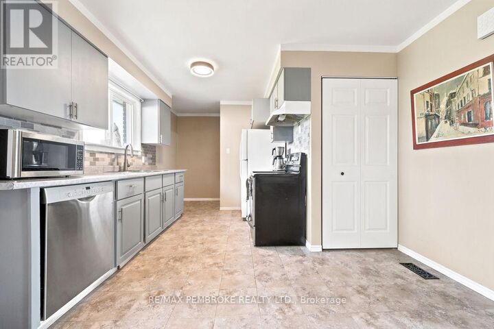 Property Photo:  41 Meadowbrook Drive  ON K8A 7C2 