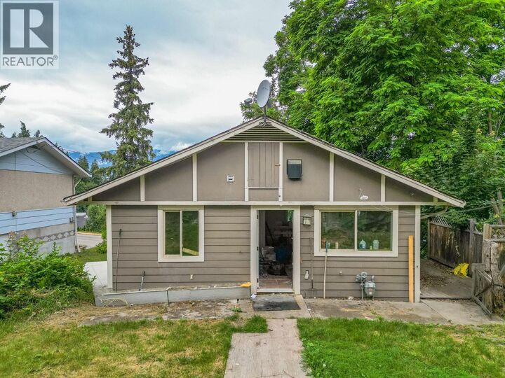 Property Photo:  630 5 Street Southeast  BC V1E 4G2 