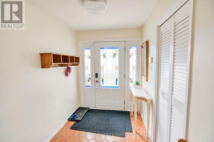 Property Photo: 1430 Edgecliffe Avenue ON K1Z 8G1