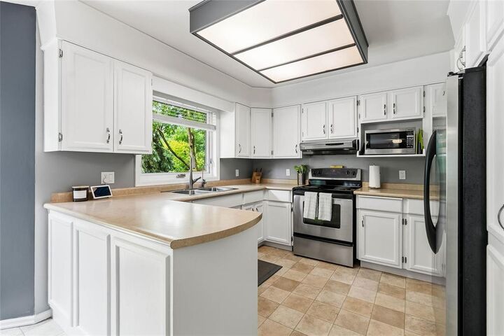 Property Photo: 98 Larch Bay Bay MB R5N 0J4