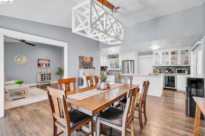 Property Photo:  907 Dorchester Cir  CA 95240 