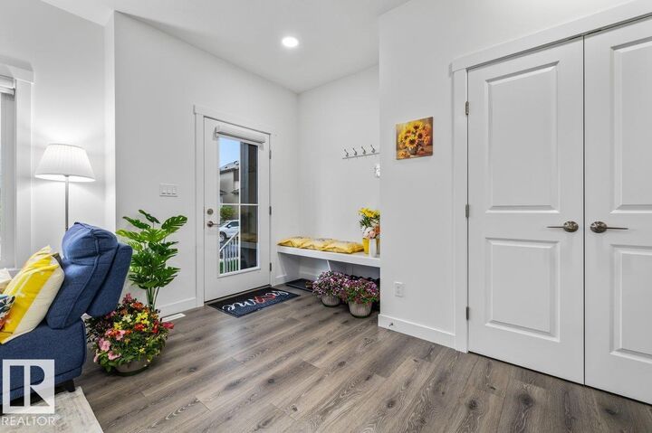 Photo de la propriété: 9307 221 Street NW AB T5T 6C9