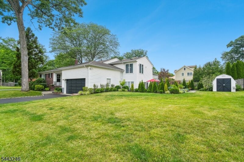 Property Photo:  1 Archbridge Ln  NJ 07081 