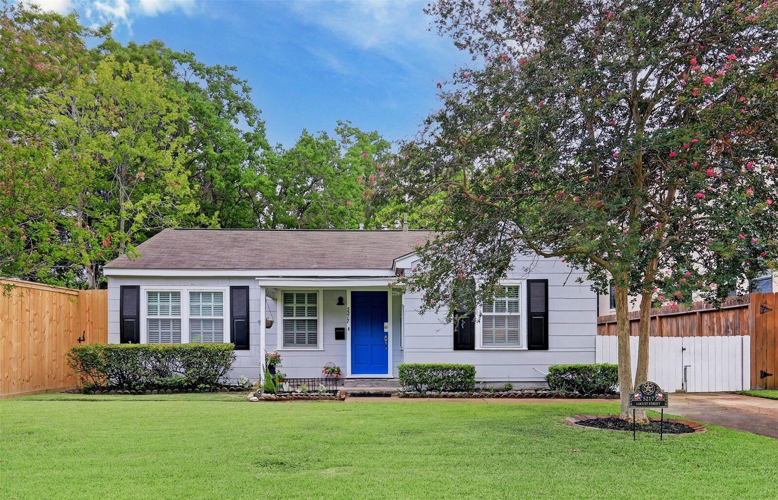 Property Photo: 5217 Locust Street TX 77401