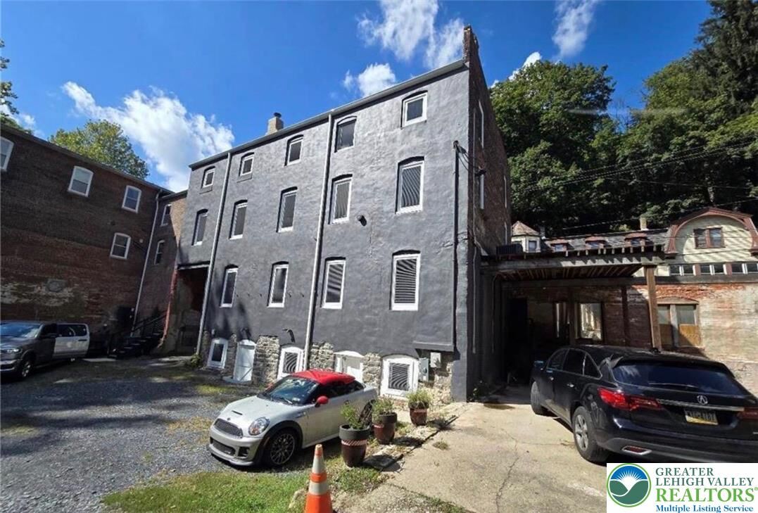 Property Photo:  49 N Delaware Drive 3rd Floor  PA 18042 