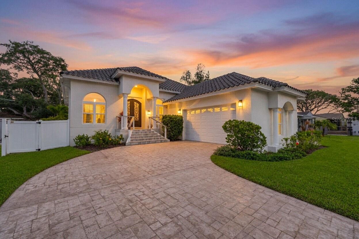 Property Photo:  815 59th Avenue NE  FL 33703 