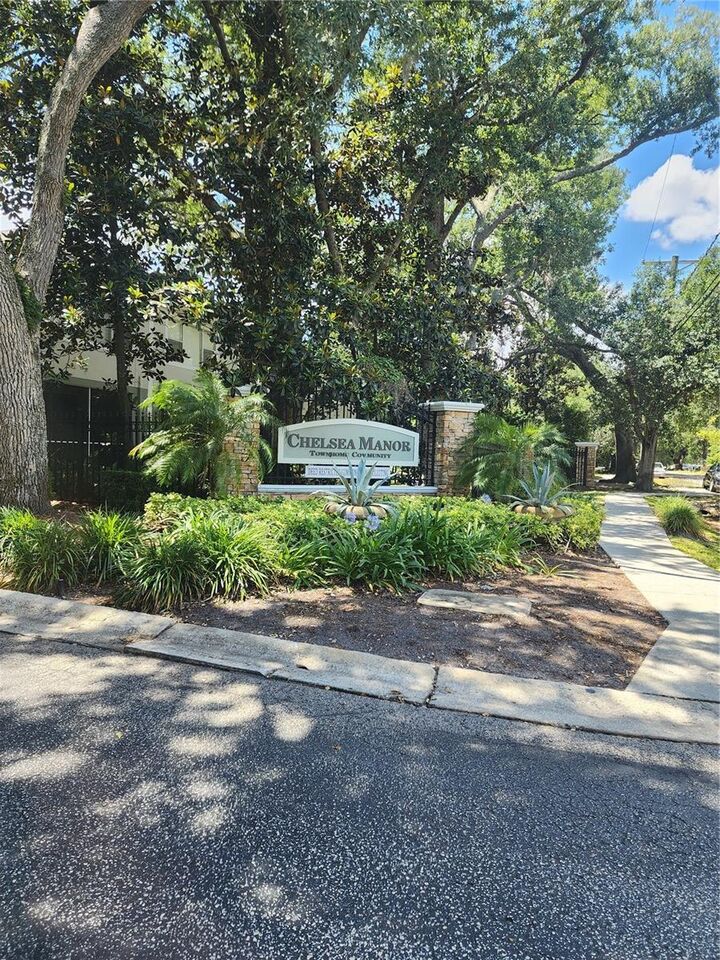 Property Photo: 2102 Rottwell Court FL 33510