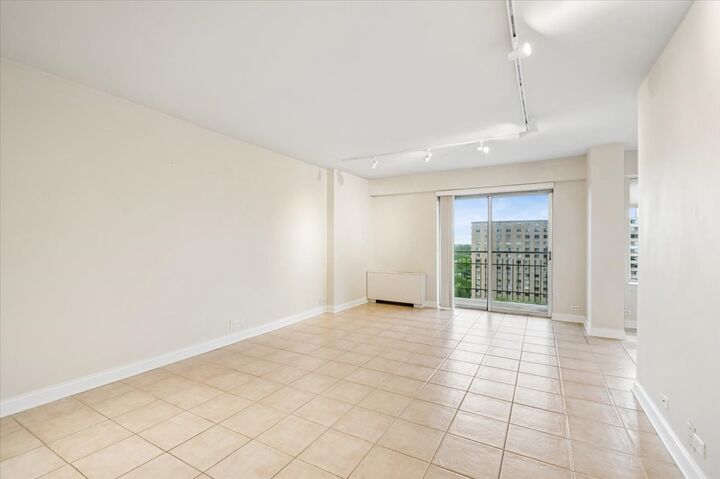 Property Photo:  7033 N Kedzie Avenue 1410  IL 60645 