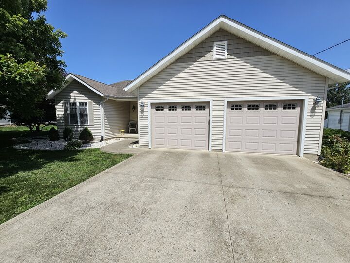 Property Photo: 404 W Beacon Court IL 62864
