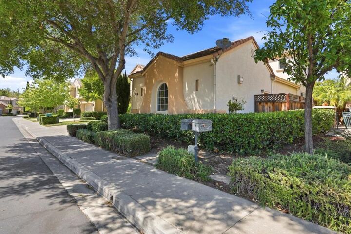 Property Photo:  