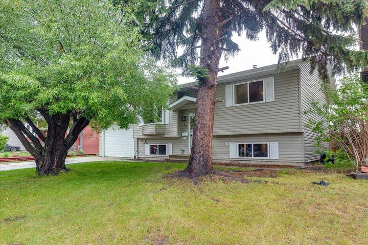 Property Photo: 38 Heritage Drive AB T4L 1N7