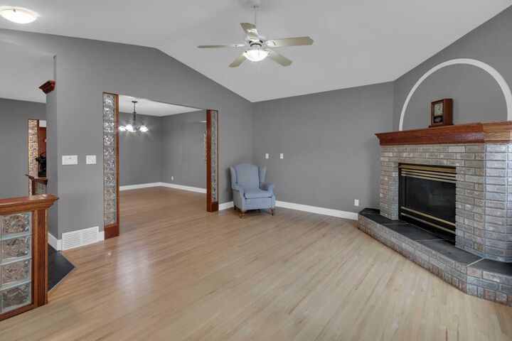 Property Photo:  47 Hillgrove Drive SW  AB T2V 3L5 