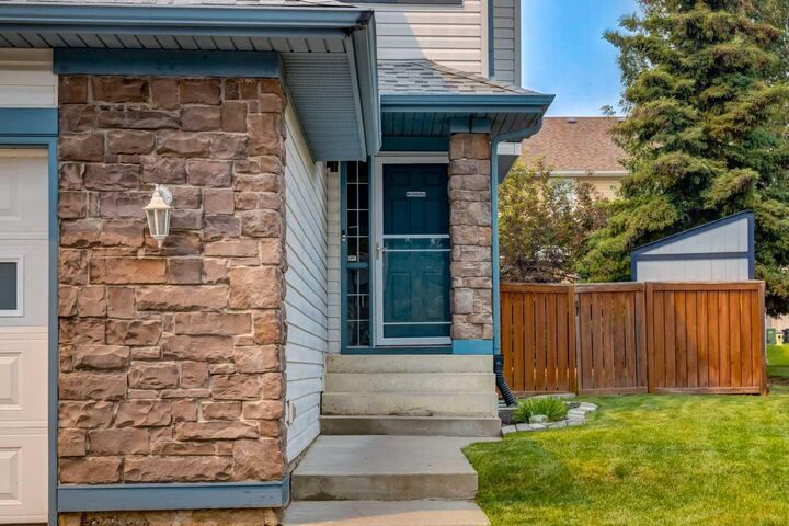 Property Photo:  156 Tuscany Meadows Close NW  AB T3M 2M9 