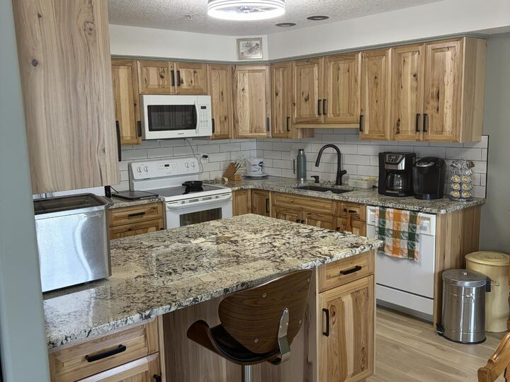 Property Photo:  100 2 Avenue S 317  AB T1J 0B5 