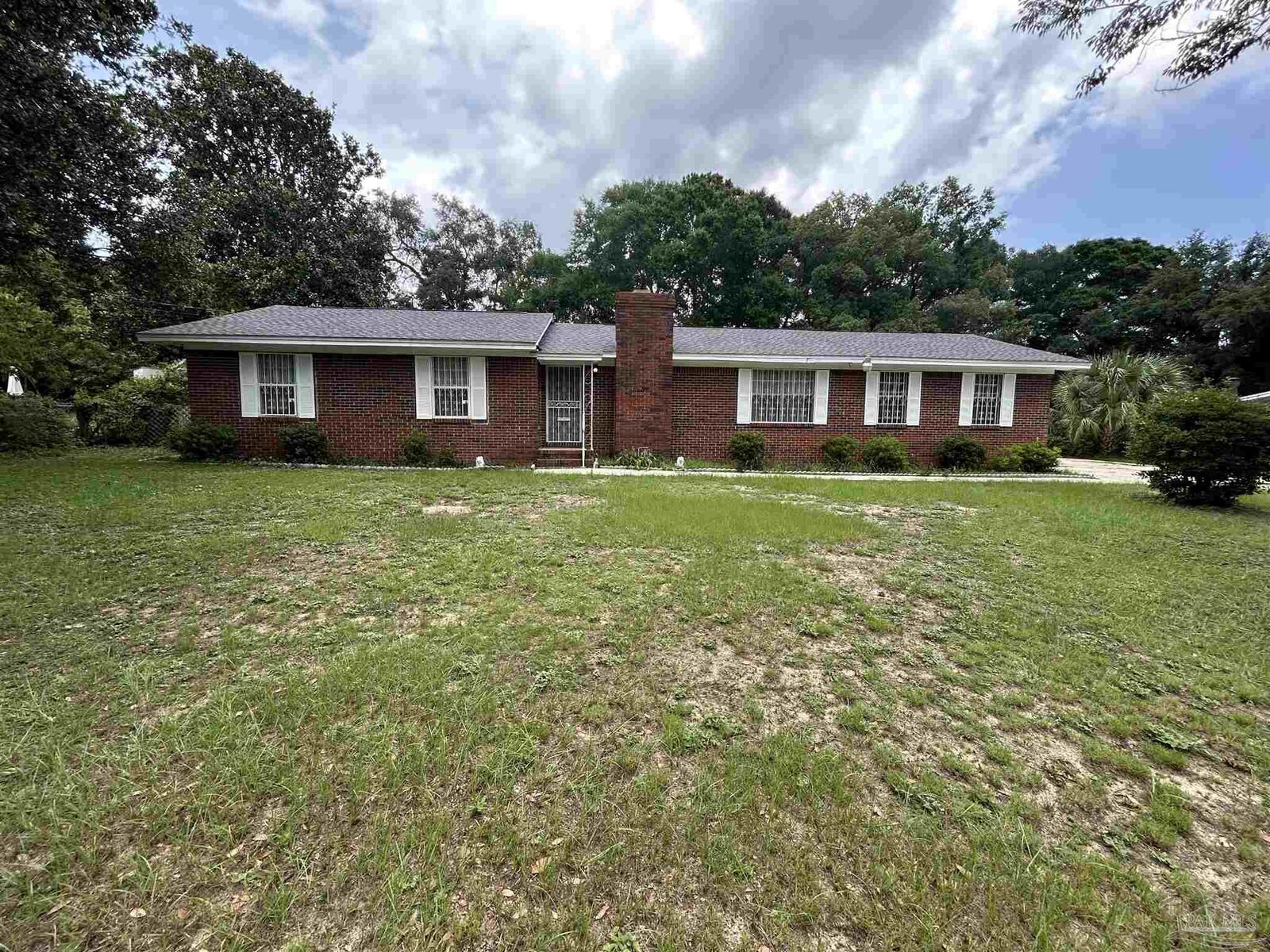 Property Photo: 2820 Bayview Way FL 32503