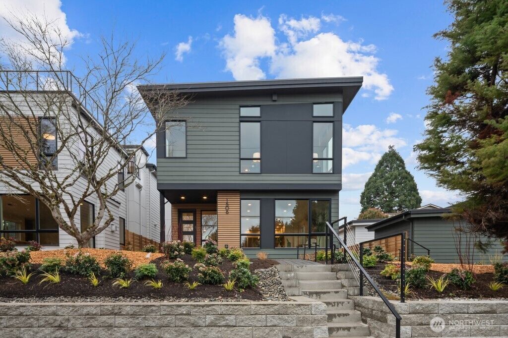 Property Photo:  1506  6th Street W  WA 98033 
