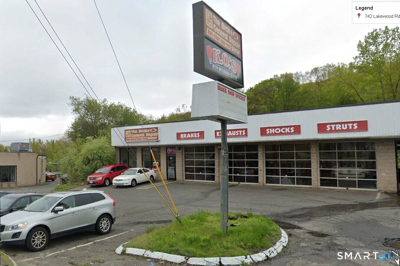 Property Photo:  742 Lakewood Road  CT 06704 