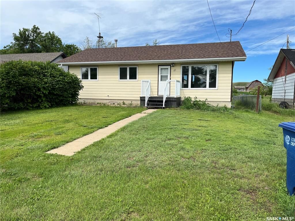 Property Photo: 11 A Avenue SK S0H 4K0