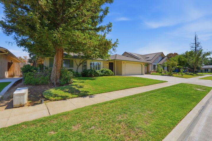 Property Photo: 636 E Mesa Avenue CA 93710