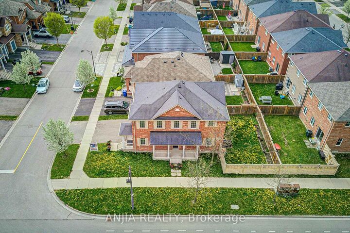 Property Photo:  2 Horn Street  ON L4A 0X9 