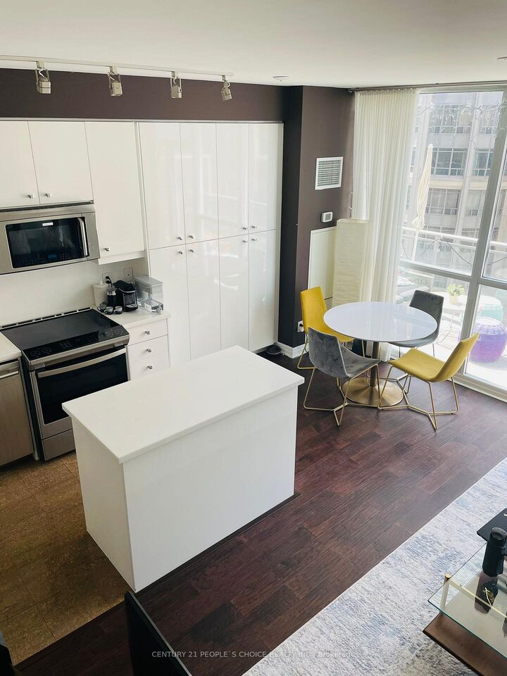 Property Photo: 225 Webb Drive 703 ON L5B 4P2