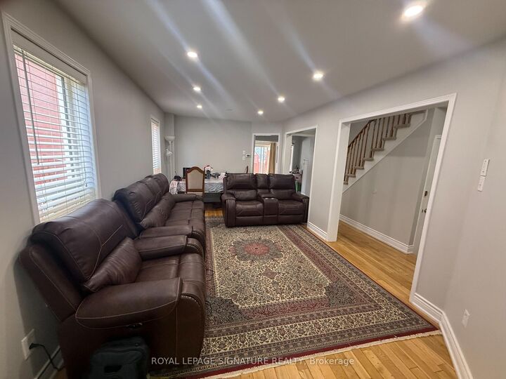Property Photo:  814 Golden Farmer Way  ON L5W 1A7 