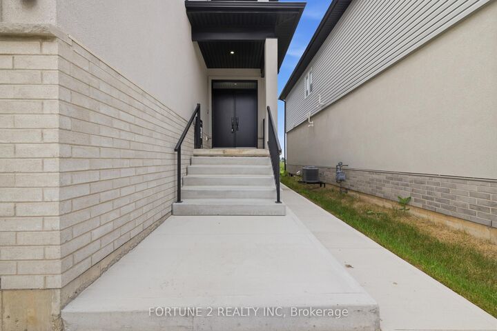 Property Photo:  1143 Hobbs Drive  ON N6M 0M1 