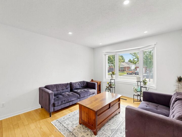 Property Photo:  20 Strathallan Drive  ON L1E 1X8 