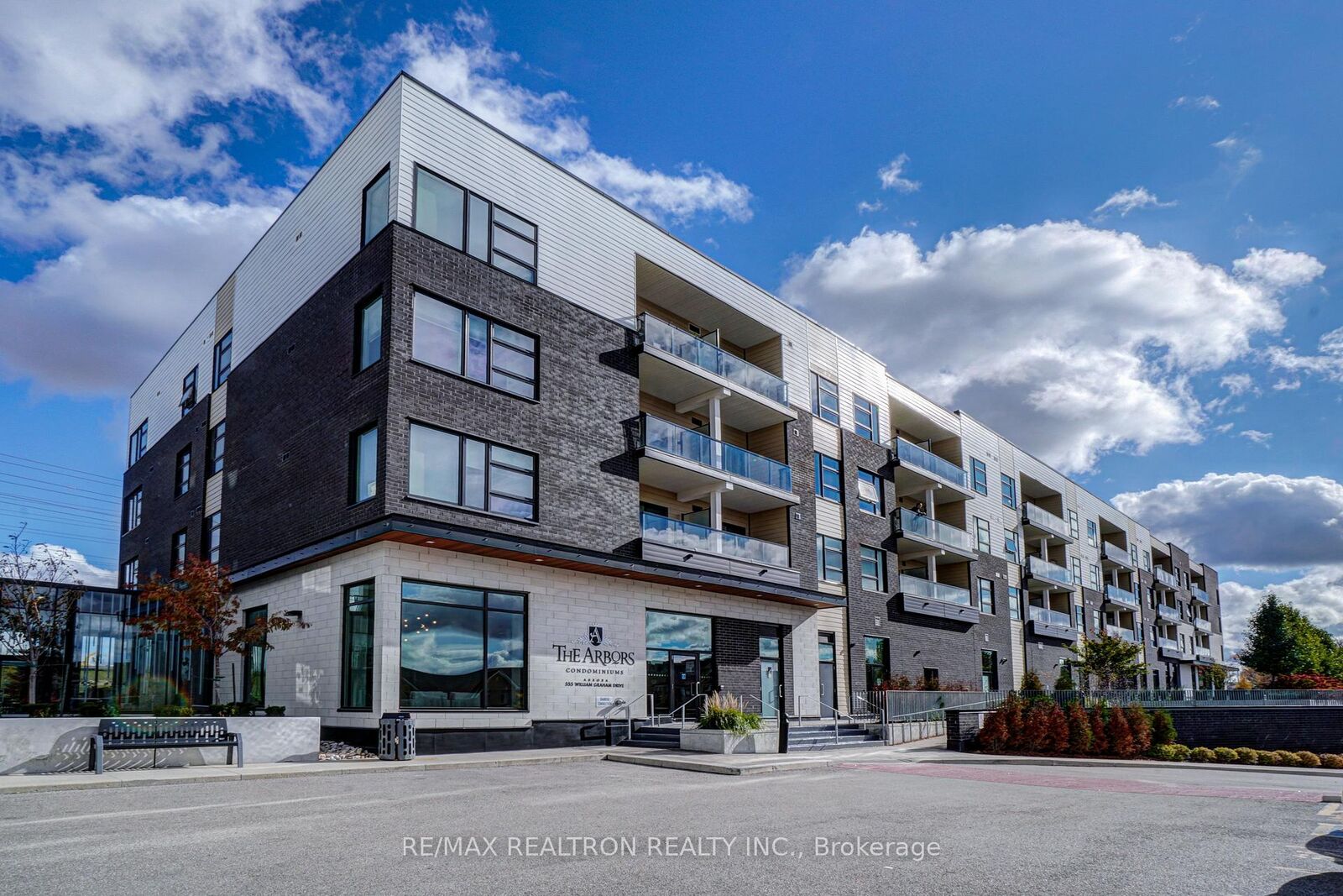 Property Photo: 555 William Graham Drive W Ph 446 ON L4G 3H9