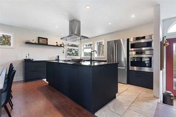 Property Photo:  142 Park Dr  BC V8K 2R7 