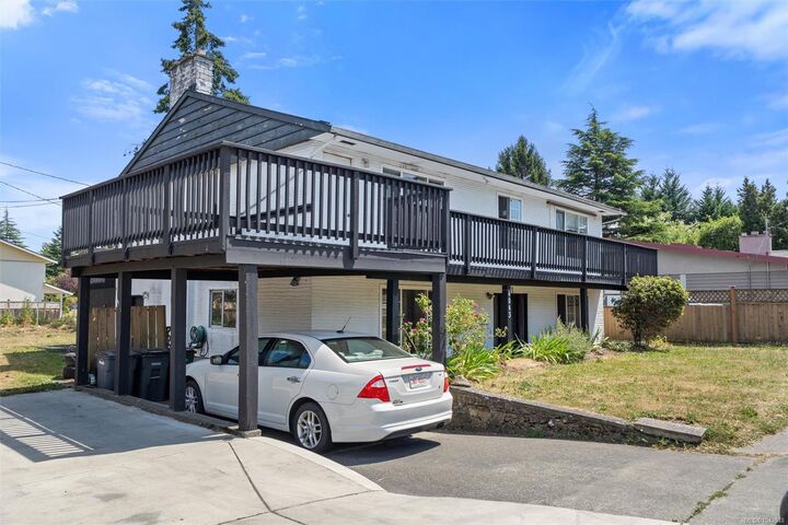 Property Photo:  4043 Shelbourne St  BC V8N 3E5 
