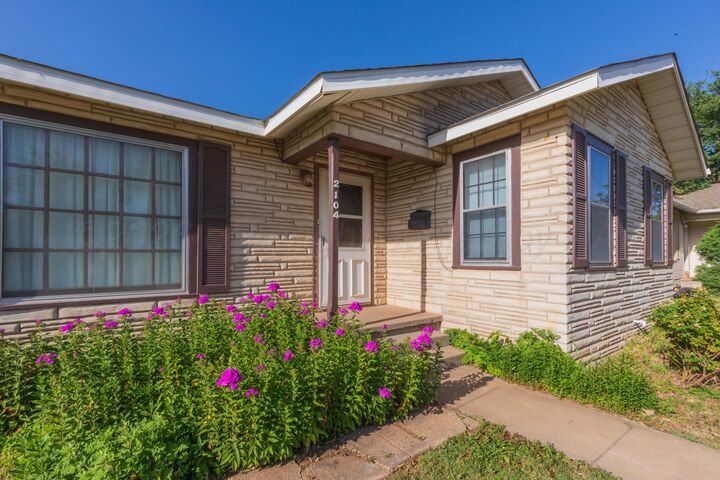 Property Photo: 2104 2nd Avenue TX 79015-3046
