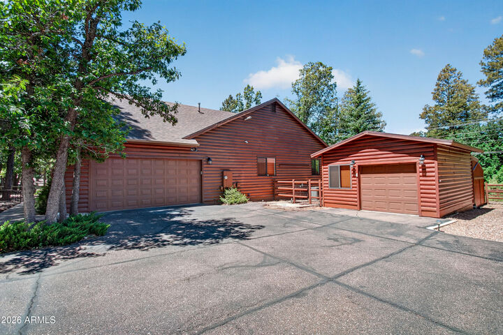 Property Photo: 3798 Pinetree Lane AZ 85935