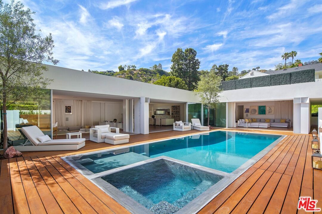 Property Photo: 1106 N Hillcrest Rd CA 90210