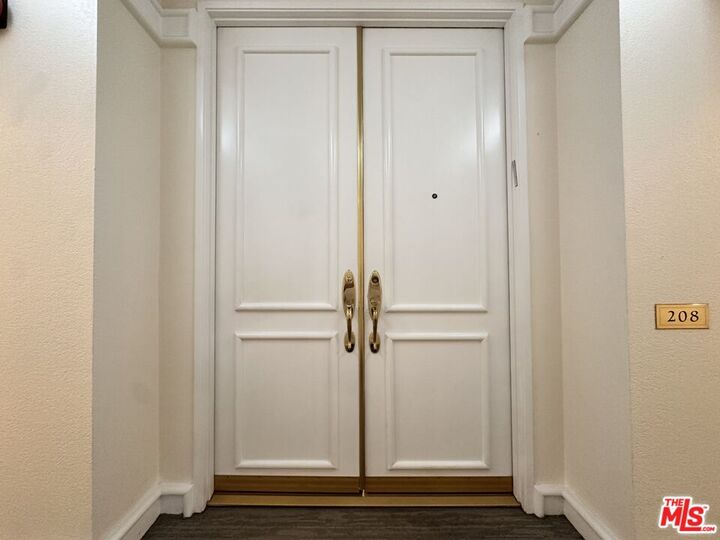 Property Photo: 1131 Alta Loma Rd, Unit 208 CA 90069