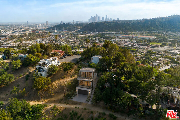 Property Photo: 534 W Beech St CA 90065
