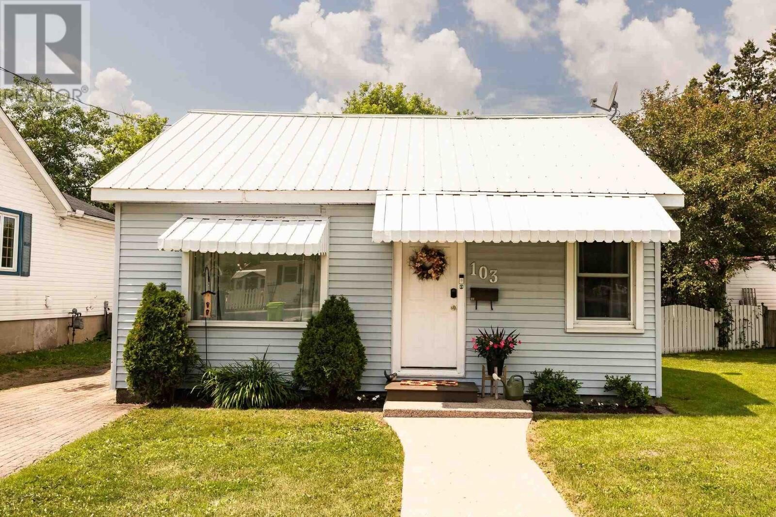 Property Photo:  103 Poplar St  ON P6B 2W8 